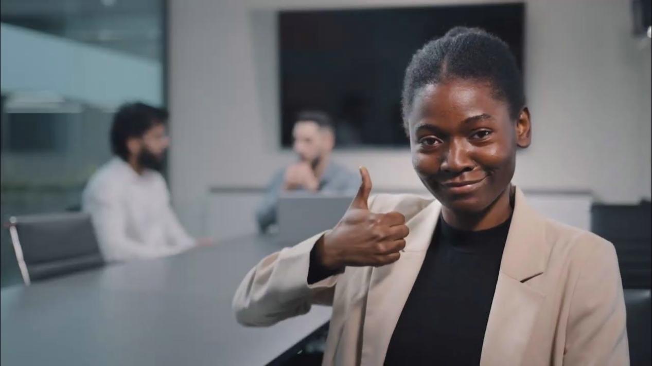 Estudiante trabajando en optimización SEO móvil